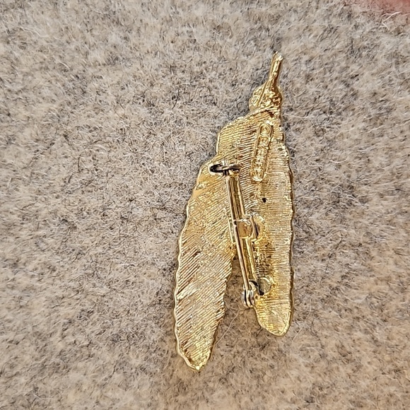 GERRY'S Goldtone Double Feather Brooch - Picture 5 of 6